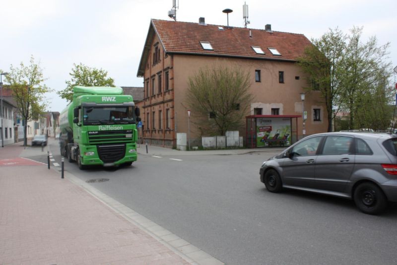 Albrecht-Dürer-Str.  / Hauptstr. quer
