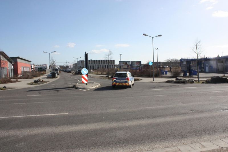 Carl-Benz-Str.  / Adam-Opel-Str. 2 quer