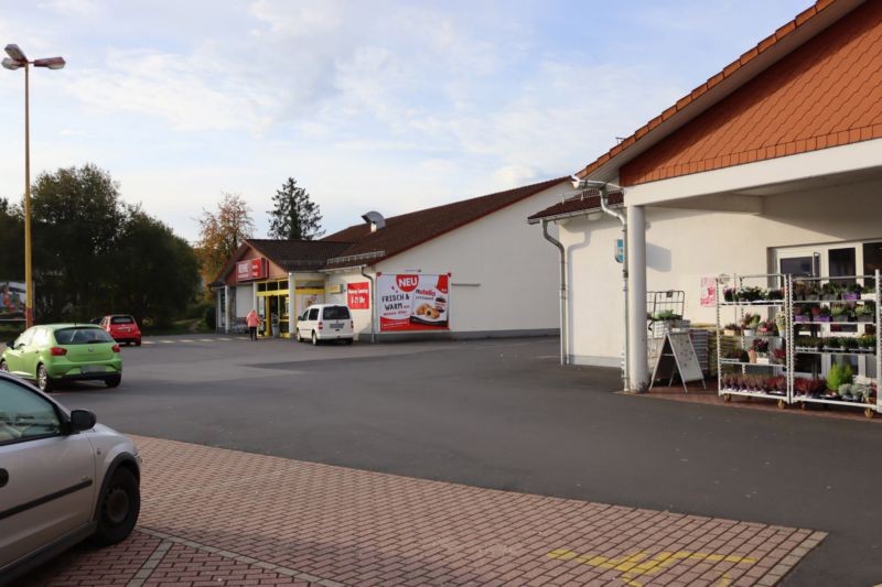 Kirchfeldstr. 8  / Rewe Getränkemarkt neb. Eing.