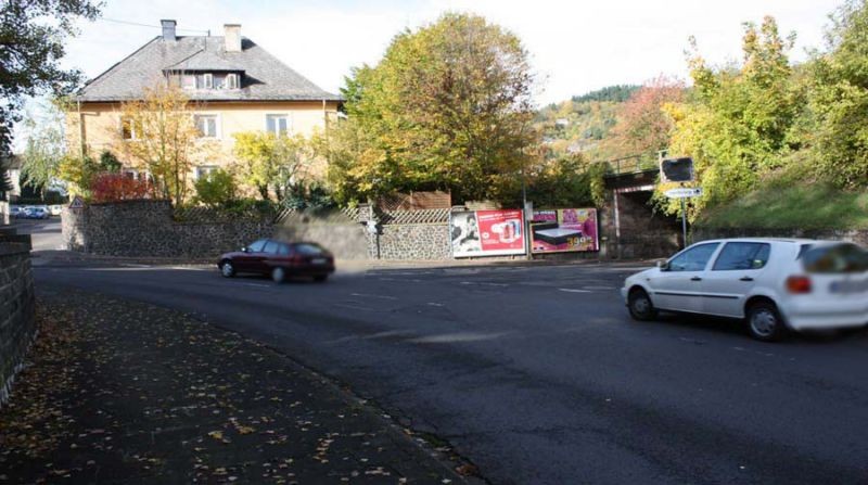Friedrich-Ebert-Ring  / Bahn-Ufg. quer