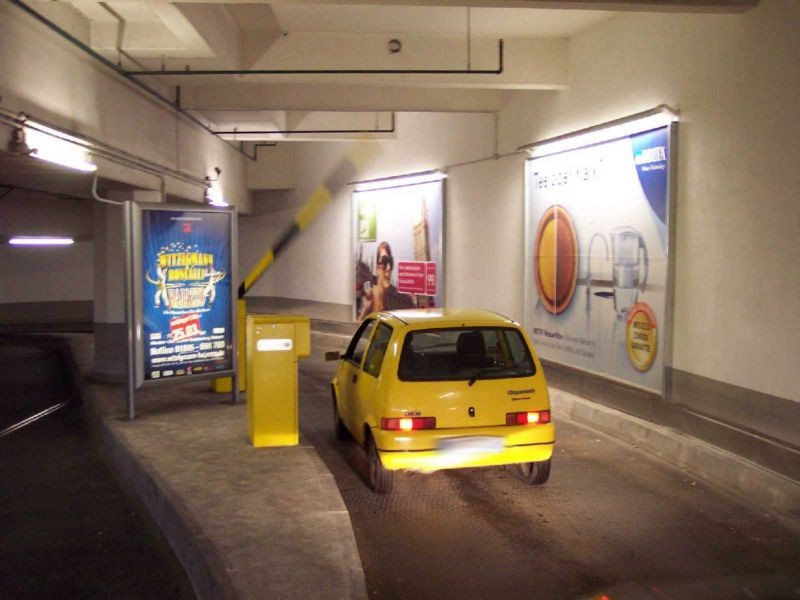 Rotkreuzplatz / Einf. re. / b. Schranke / Kaufhof TG