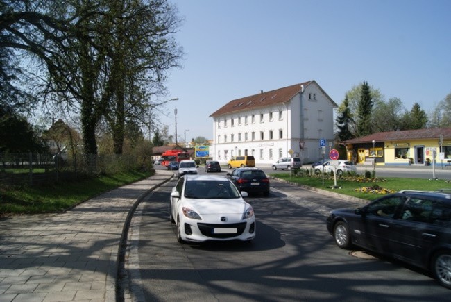 Amag-Hilpert-Str.  - Bahnhofsvorplatz VS quer