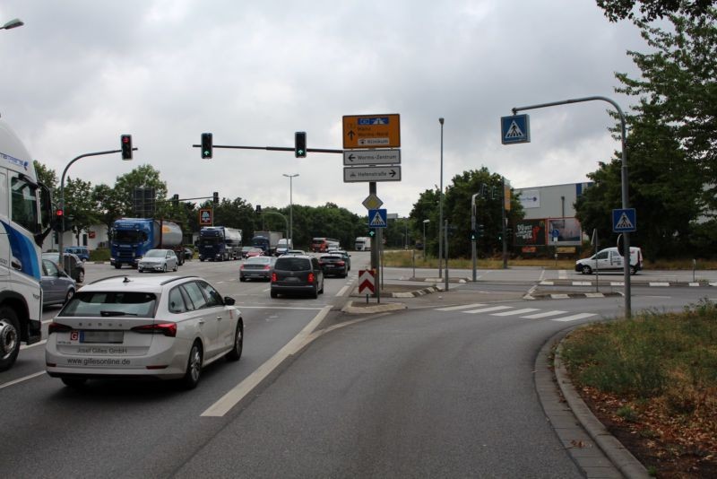 Nibelungenring (B 9)  / geg. Petrus-Dorn-Str. 24 quer Krzg.
