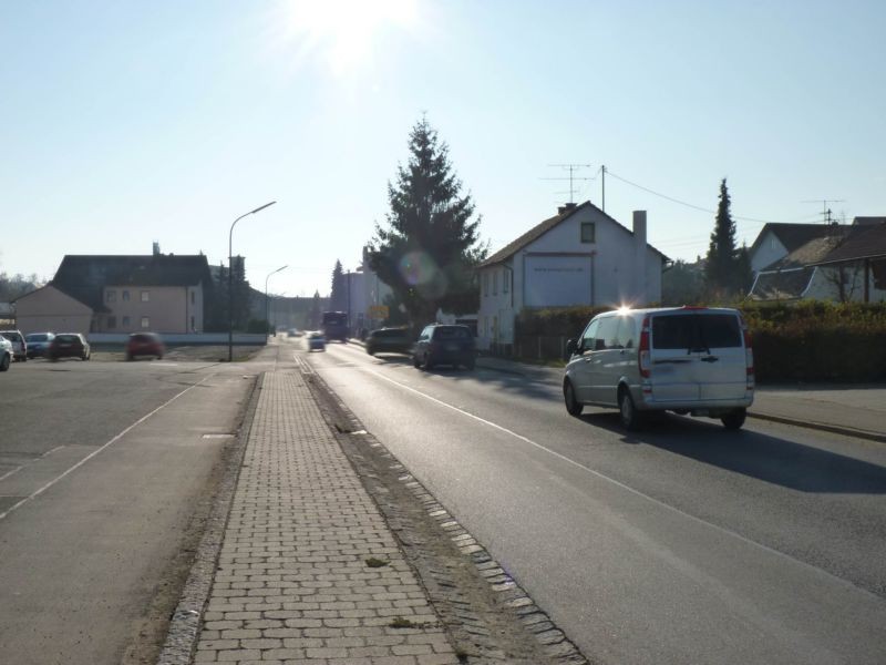 Mainburger Str. 35 (B 301)  / Lerchenweg quer