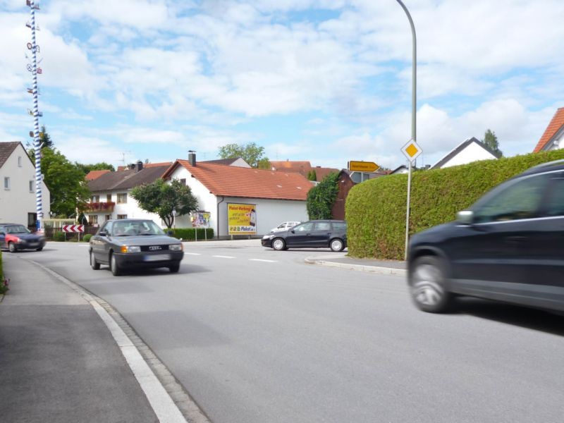 Hauptstr.  / Einm. Waldstr. bei Feuerwehr