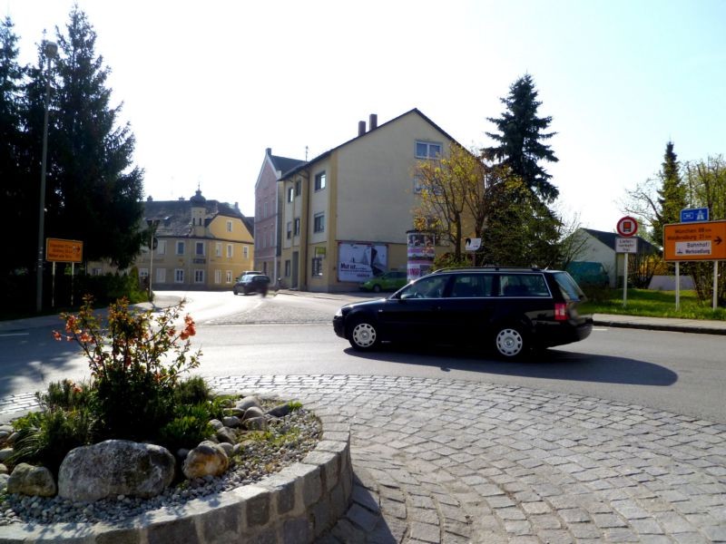 Landshuter Str. (B 299)  / Bahnhofstr. (B 299)