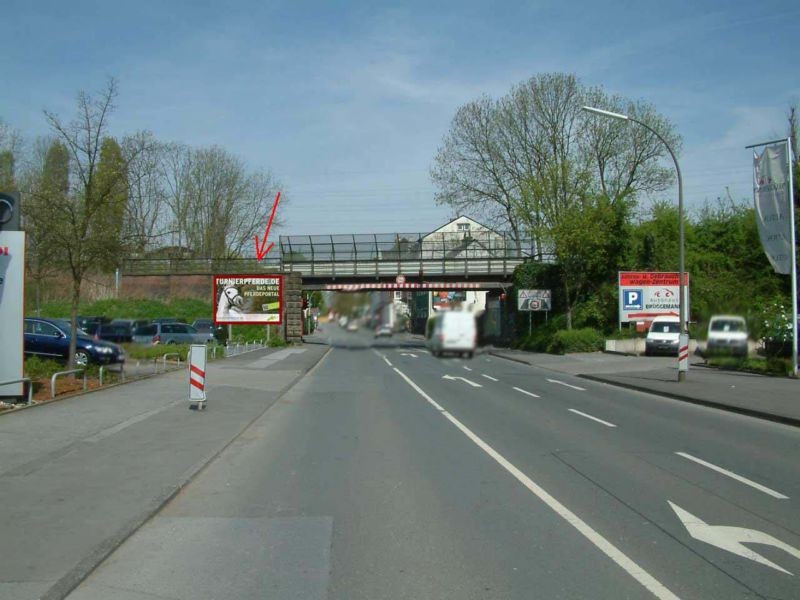 Lindenhorster Str.  / Höhe Hs.-Nr. 44 / v. Brücke li.