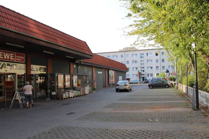 Haeckelstr. 30  / Rewe Einf. re. neb. Eing.