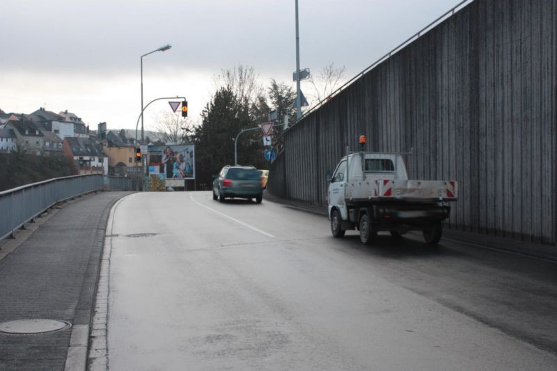 Tiefensteiner Str. (B 422)  / Saarstr. / Hauptstr. quer