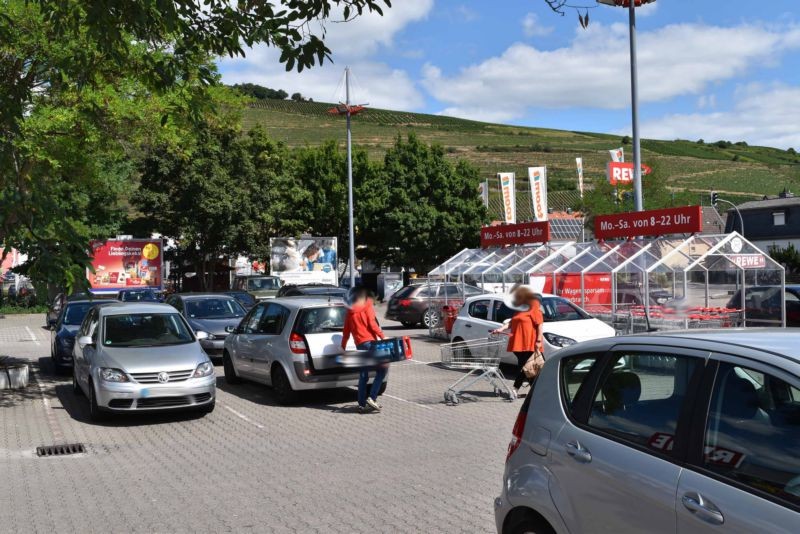 Schultheiß-Kollei-Str. 19  / Eing. Rewe re.