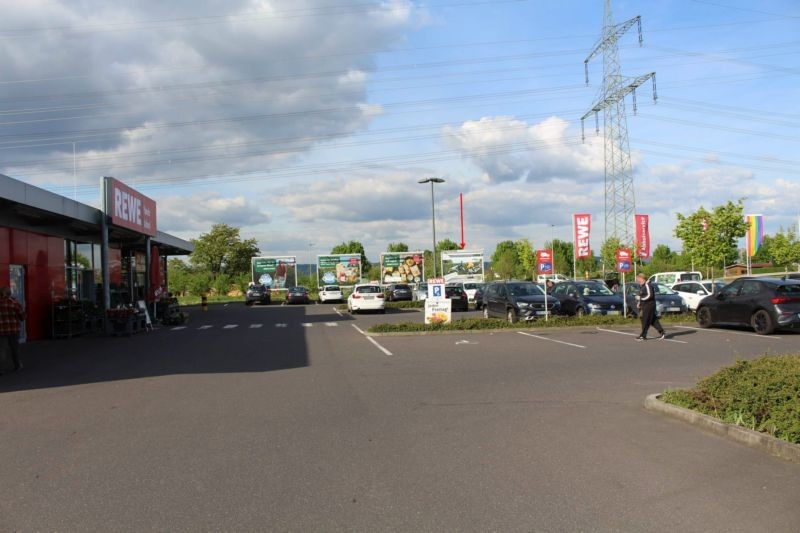 Bahnhofstr. 91  / Rewe re. Si. Eing.