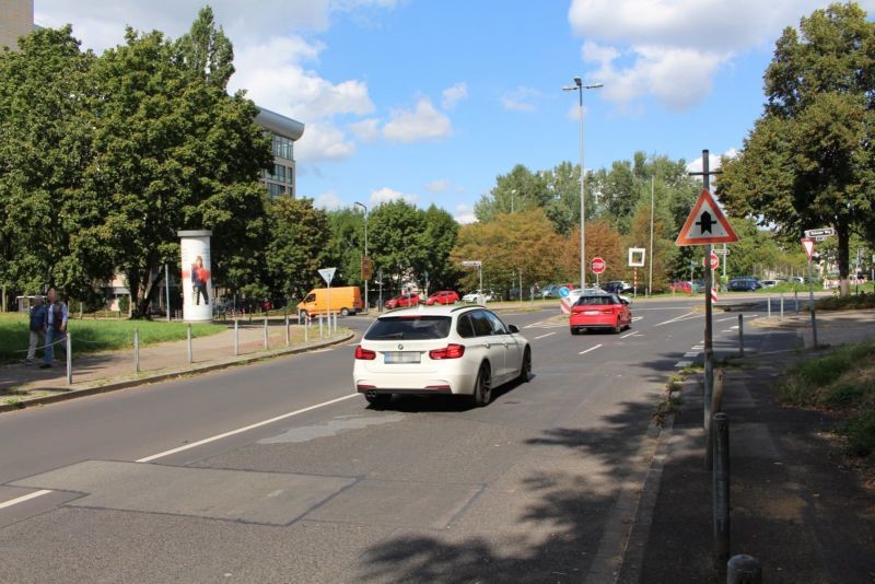 Ernst-Poensgen-Allee hinter Mörsenbroicher Weg