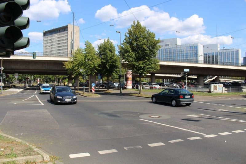 Neusser Str. hinter Hubertusstr.