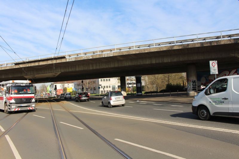 Bonner Str. (unter Brücke Münchener Str.) vor Niederheider Str. stew.