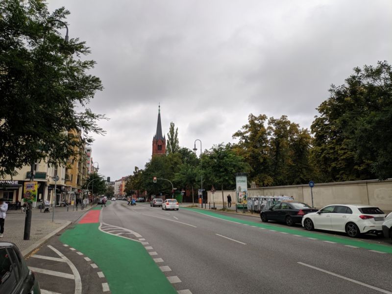 Karl-Marx-Str. hinter 215 vor Kirchhofstr.