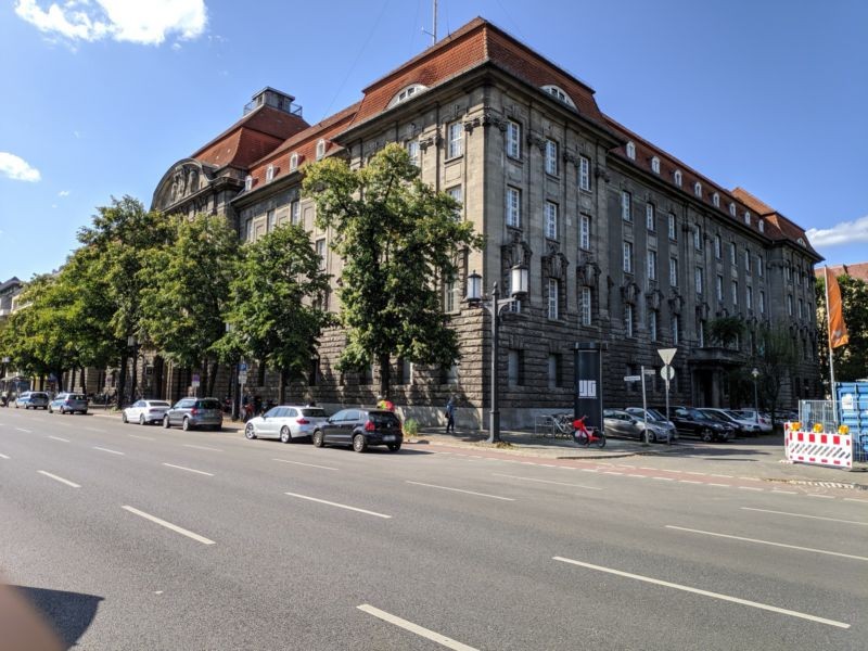 Sophie-Charlotte-Platz 1 vor Kaiserdamm