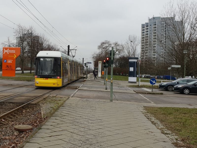 Landsberger Allee hinter Marzahner Promenade