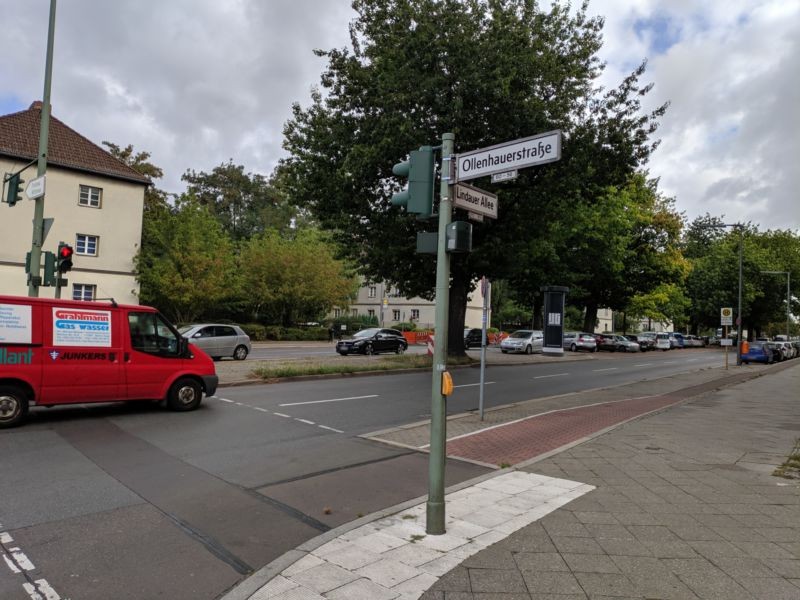 Lindauer Allee ggb. 117 nach Ollenhauerstr. (Mittelstreifen)