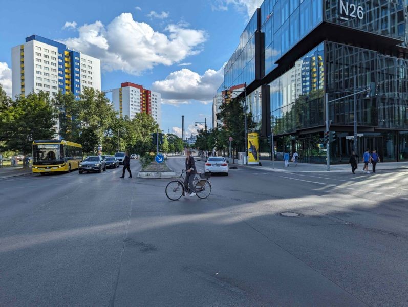 Alexanderstr. ggü. 31-35 hinter Voltairestr.