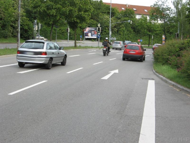 Uhlandstr.  / Einf. Hit-Markt quer