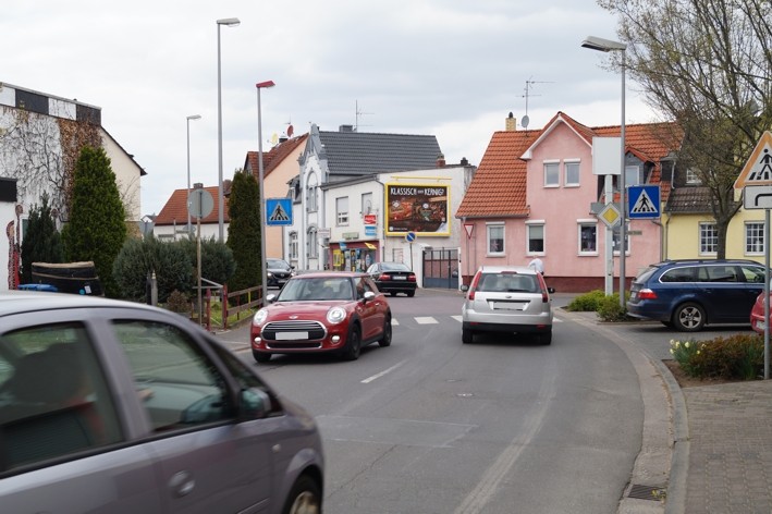 Kelsterbacher Str.  / Bahnhofstr. quer