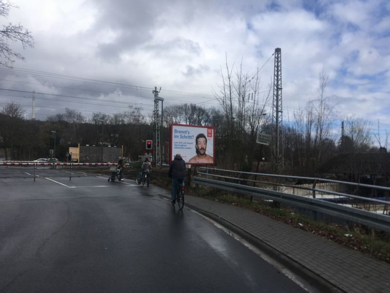 Wilhelmstr.  / Höhe Hs.-Nr. 28 Bahnübergang VS