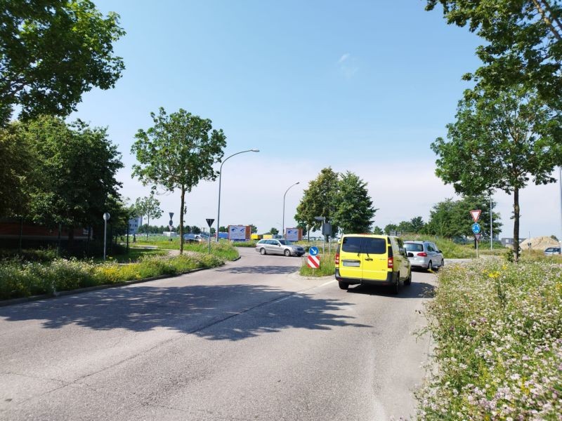 Reuttier Str.  / Otto-Renner Str. re. quer