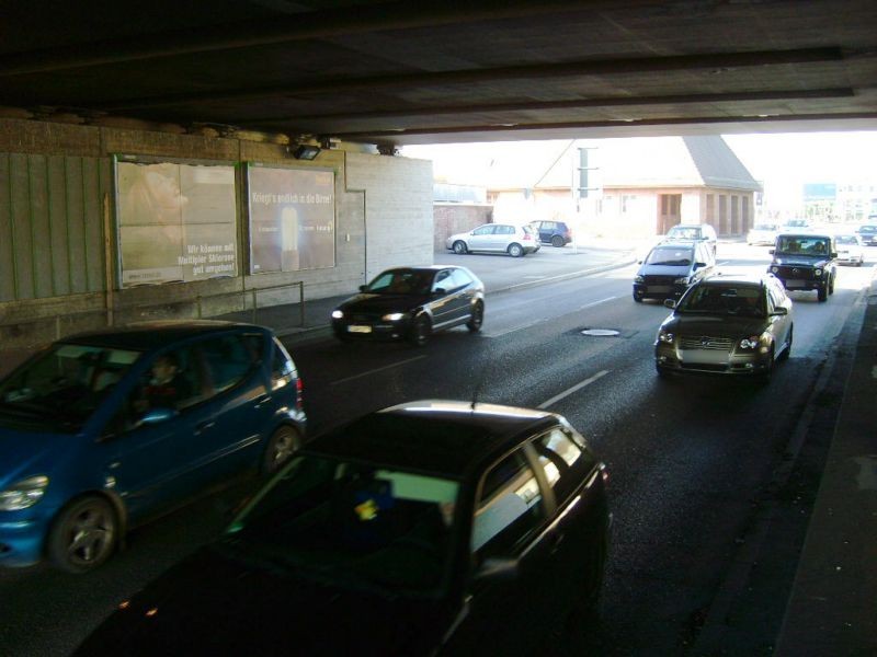 Wolfgang-Brumme-Allee/Bahnbrücke sew./Einf.
