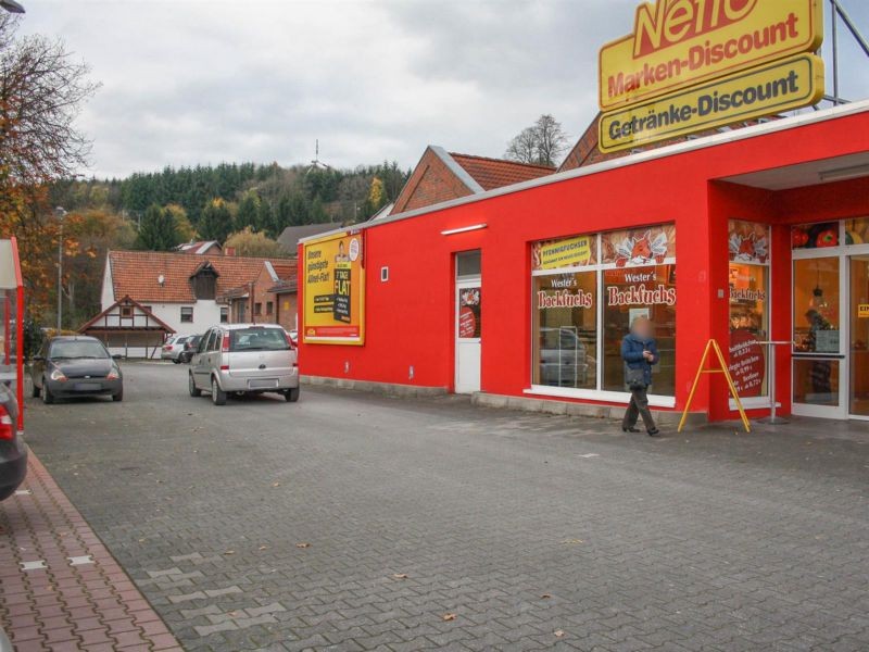 Adenauerstr.  21/Eing. Netto