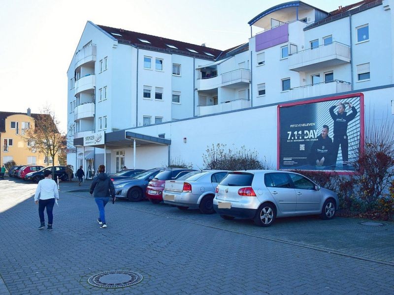 Geschwister-Scholl-Platz   2/EDEKA re. vom Eing.