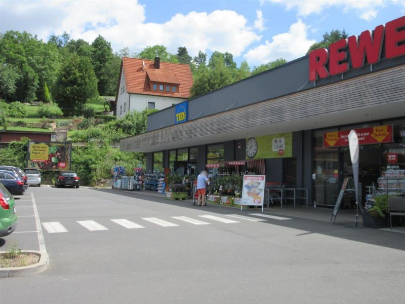 Wernfelder Str.  32/REWE li. neb. Eing.