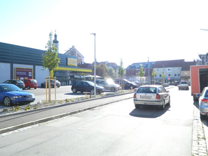 Von-Müller-Str.   8/Netto re. neb. Eing.