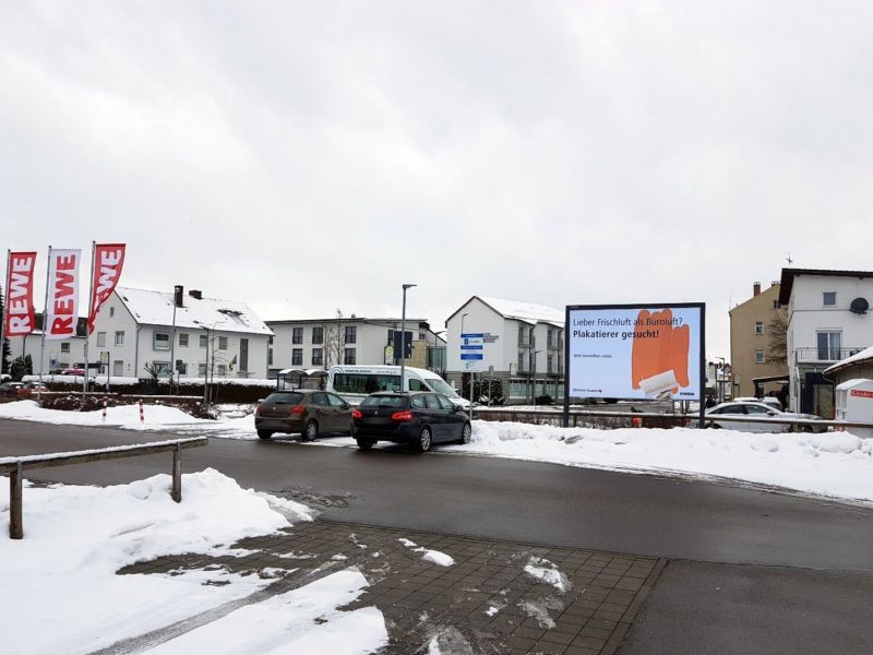 Bahnhofstr.  39 re. neb. Fahnen/Si. Markt