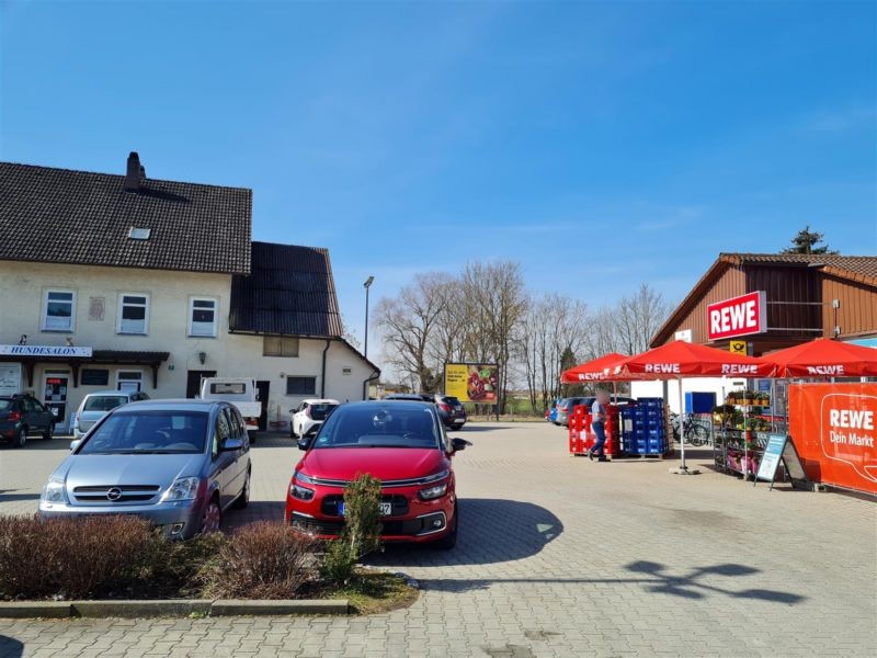 Strogenstr.  59/REWE/PP/li. n. Eing. vor Zaun