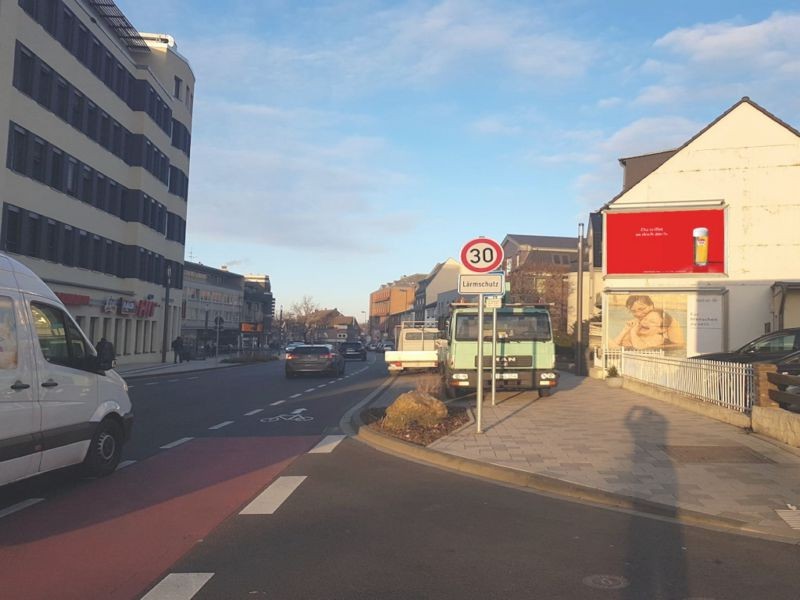 Kölner Str. 23 re. quer oben Nh. HIT