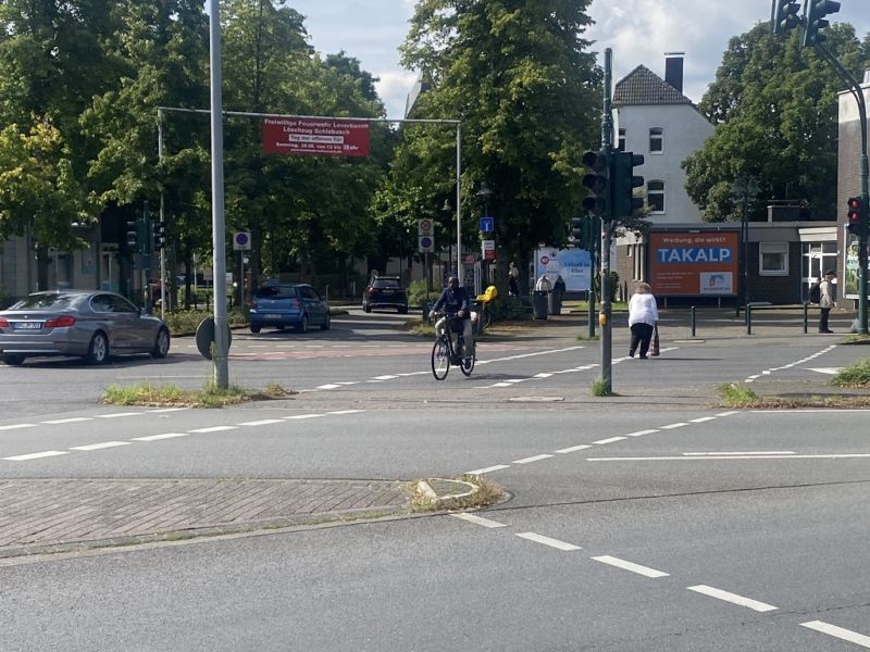 Bergische Landstr.  71 re. quer Nh. Aldi Süd