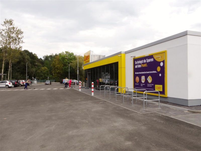 Dorfstr.   2 re. Se. Eing. Netto