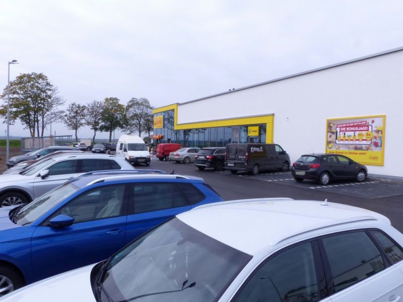 Straubinger Str.  28 re. neb. Eing. Netto