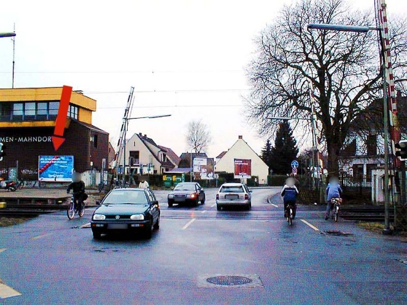 Mahndorfer Bf/Bahn-Überg. vor Stellwerk