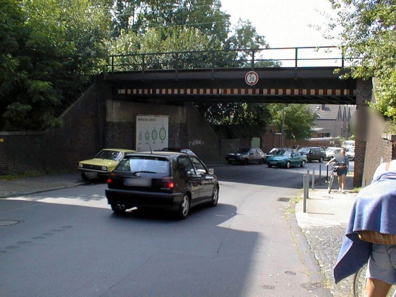 Eynattener Str. neb. 46-48/Ufg. re.