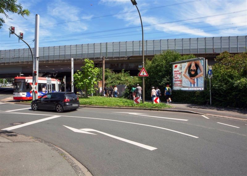 Schulte-Heuthaus-Str., Eing. S-Bf Marten Süd, li.