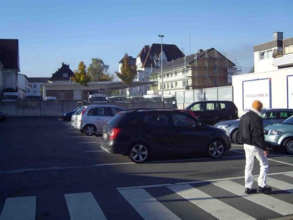 Artur-Ladebeck-Str. 83  / geg. Eing. li.
