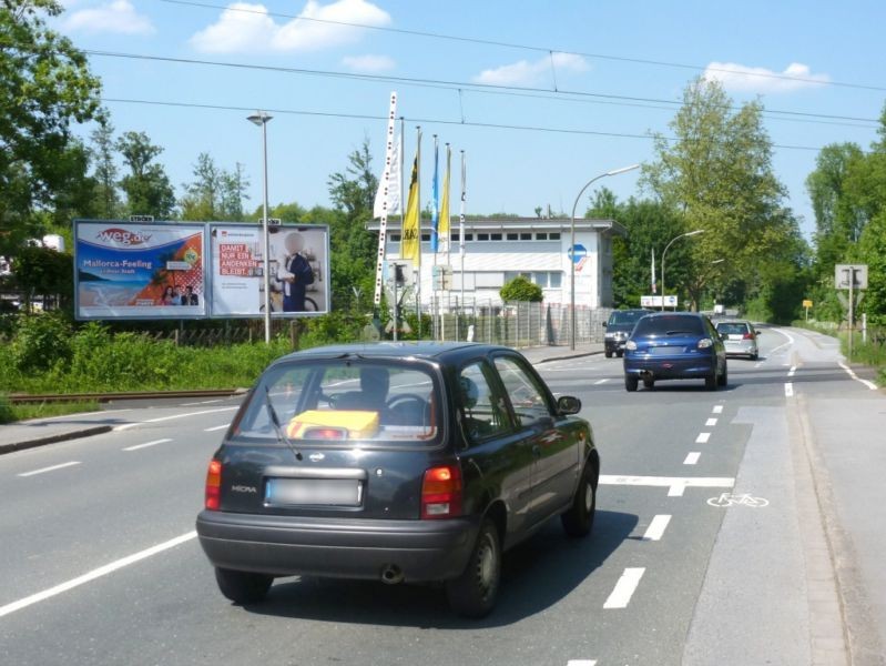 Im Karrenberg li. quer b. Bahnübergang