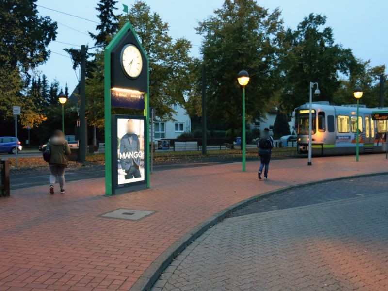 HST Sarstedt/Ankunftseite/unter Uhr/Si. Bus