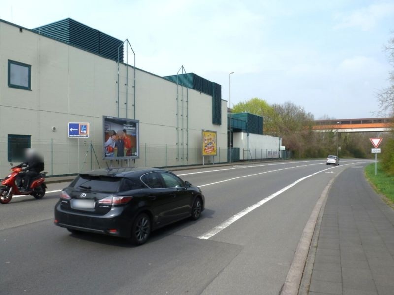 Konrad-Adenauer-Str. Nh. Schule li.