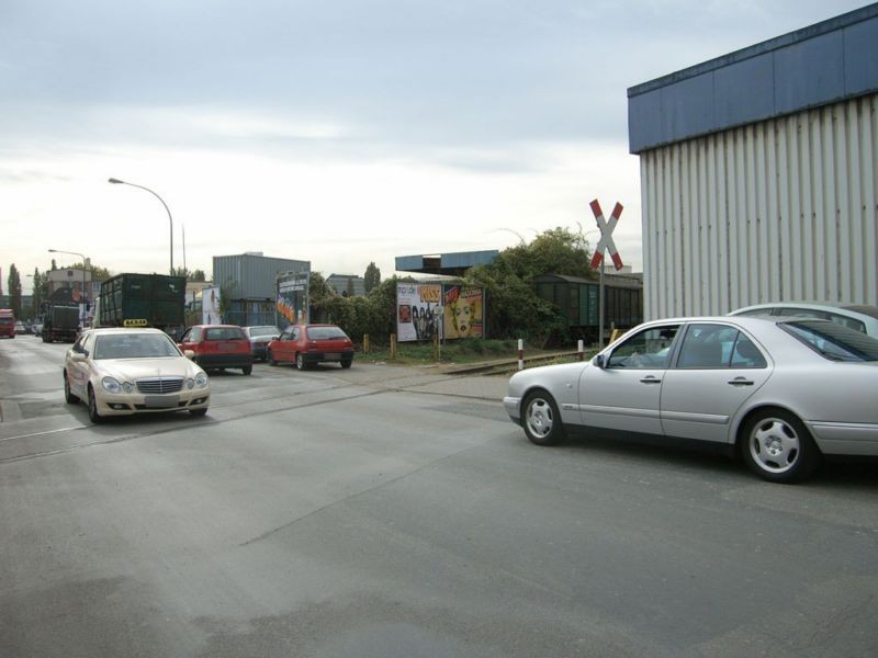 Intzestr. 5-7/Bahnübergang/li.