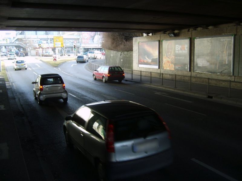 Wolfgang-Brumme-Allee/Bahnbrücke sew./Ausf.