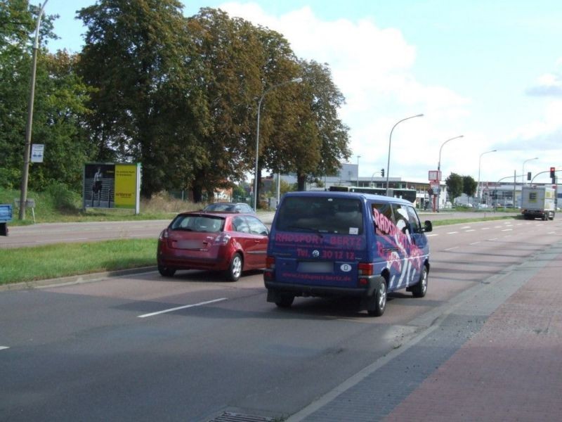 Magdeburger Landstr. geg. Stadion re. quer/We.li.