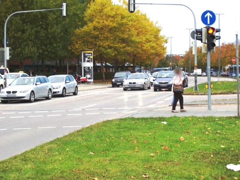 Thomas-Dehler-Str./Taxistand bei PEP