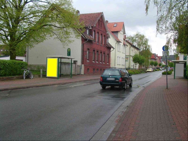 Gartenstr.  45 vor Kirche aussen